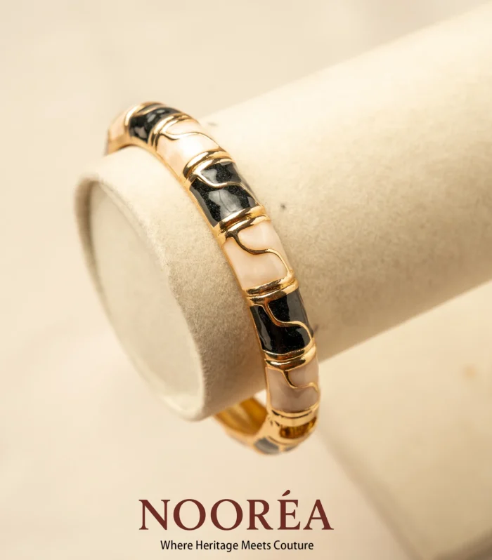 Noir Petal Gold bangle